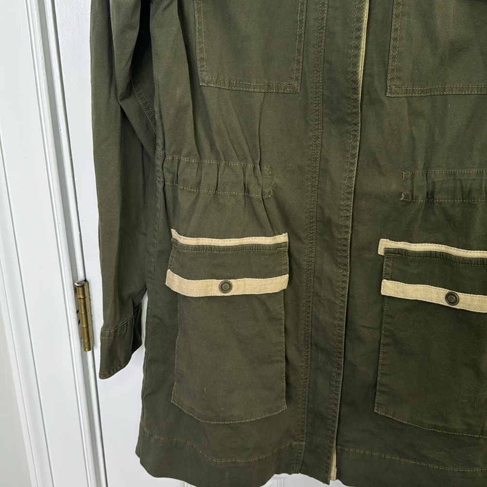 CAbi Green Utility Jacket with Hood and Fitted Silhouette - Picture 4 of 10